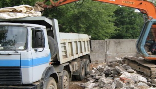 Вывоз строительного мусора с участка в Печоре недорого от 1529 руб. | 2Землекопа-Пчр
